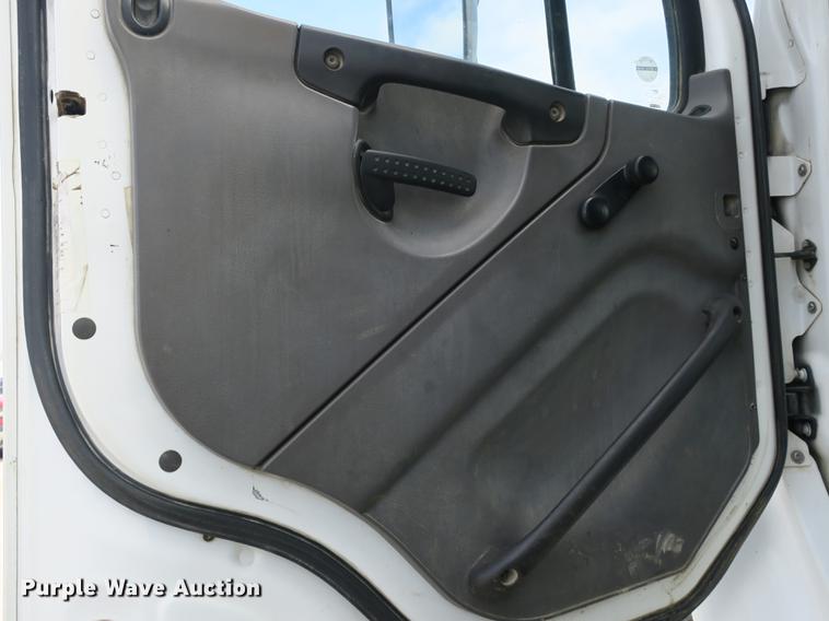 image for item DB8905 2007 Freightliner Business Class M2 refuse truck