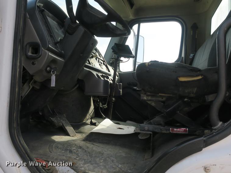 image for item DB8905 2007 Freightliner Business Class M2 refuse truck