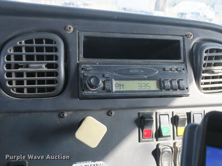 image for item DB8905 2007 Freightliner Business Class M2 refuse truck