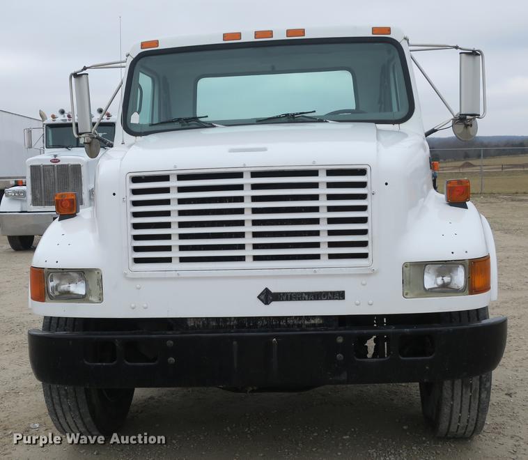 image for item DB8922 2000 International 4700 truck cab and chassis