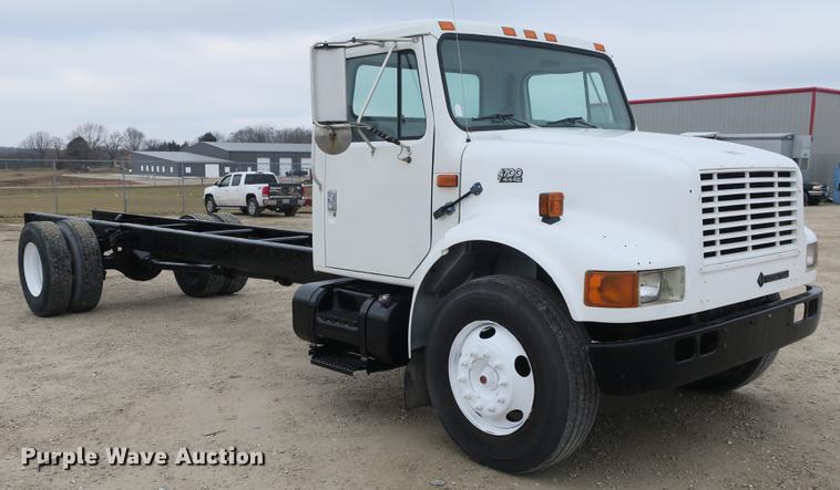 image for item DB8922 2000 International 4700 truck cab and chassis
