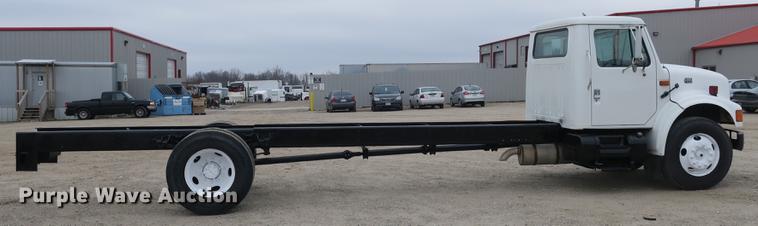 image for item DB8922 2000 International 4700 truck cab and chassis