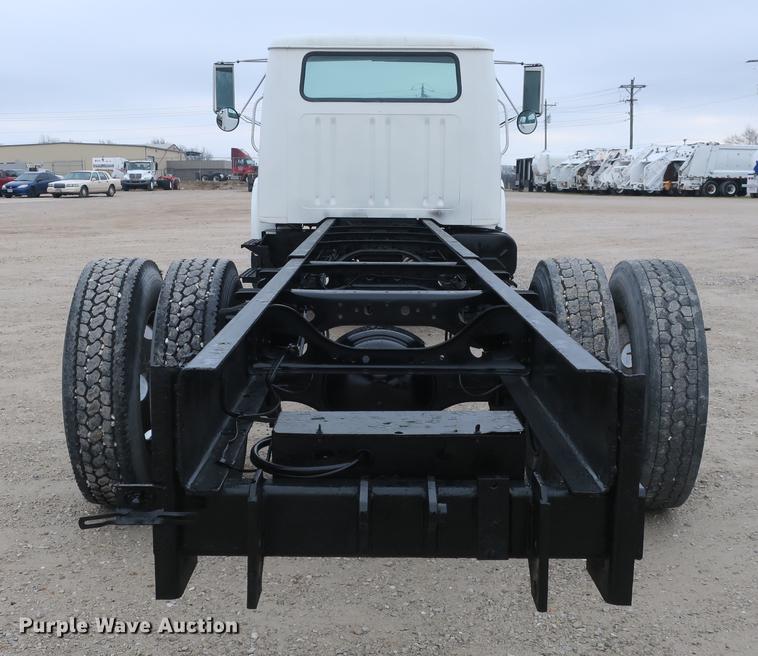 image for item DB8922 2000 International 4700 truck cab and chassis