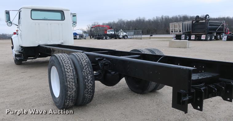 image for item DB8922 2000 International 4700 truck cab and chassis