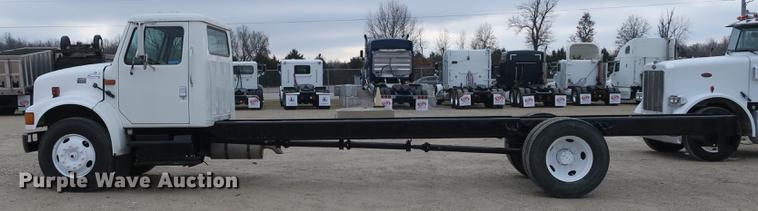 image for item DB8922 2000 International 4700 truck cab and chassis