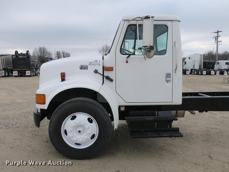 image for item DB8922 2000 International 4700 truck cab and chassis