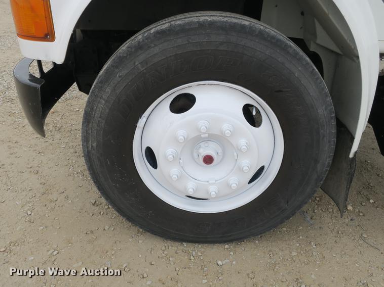 image for item DB8922 2000 International 4700 truck cab and chassis