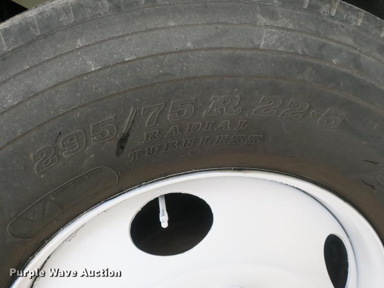 image for item DB8922 2000 International 4700 truck cab and chassis