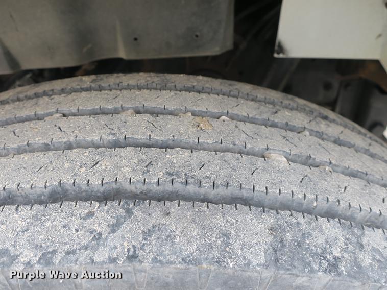 image for item DB8922 2000 International 4700 truck cab and chassis