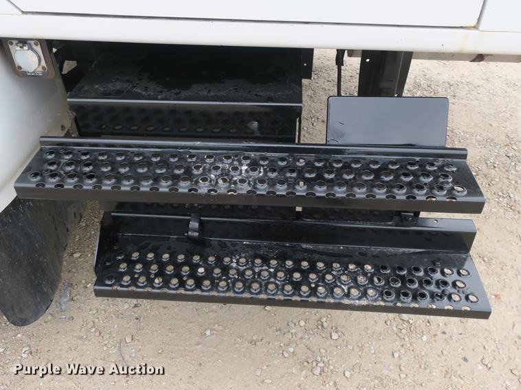 image for item DB8922 2000 International 4700 truck cab and chassis