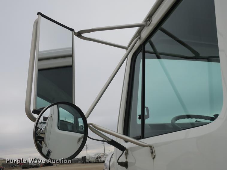 image for item DB8922 2000 International 4700 truck cab and chassis