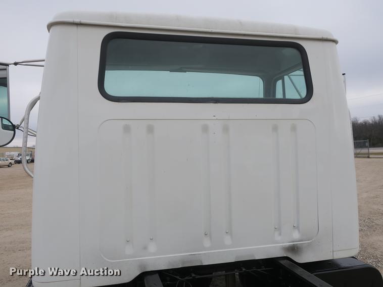 image for item DB8922 2000 International 4700 truck cab and chassis