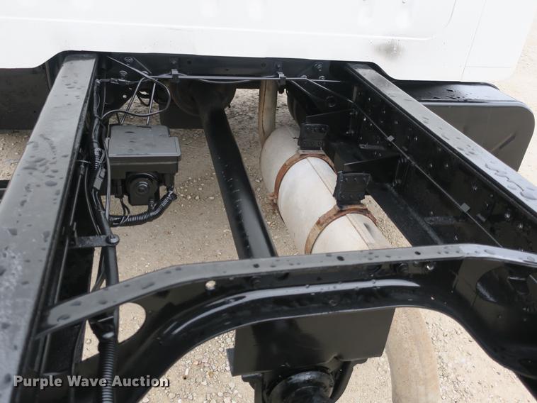 image for item DB8922 2000 International 4700 truck cab and chassis