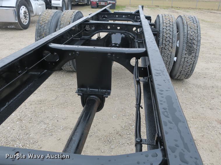 image for item DB8922 2000 International 4700 truck cab and chassis