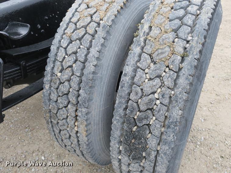 image for item DB8922 2000 International 4700 truck cab and chassis