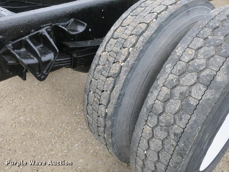 image for item DB8922 2000 International 4700 truck cab and chassis