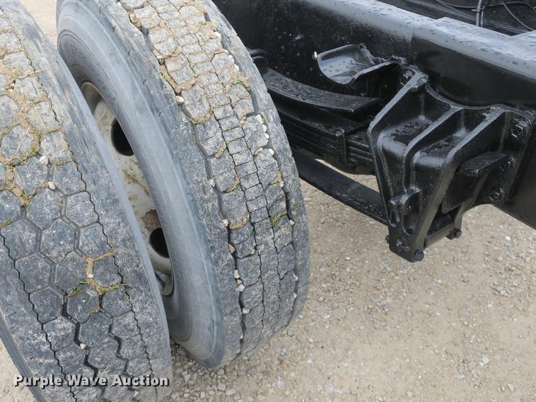 image for item DB8922 2000 International 4700 truck cab and chassis