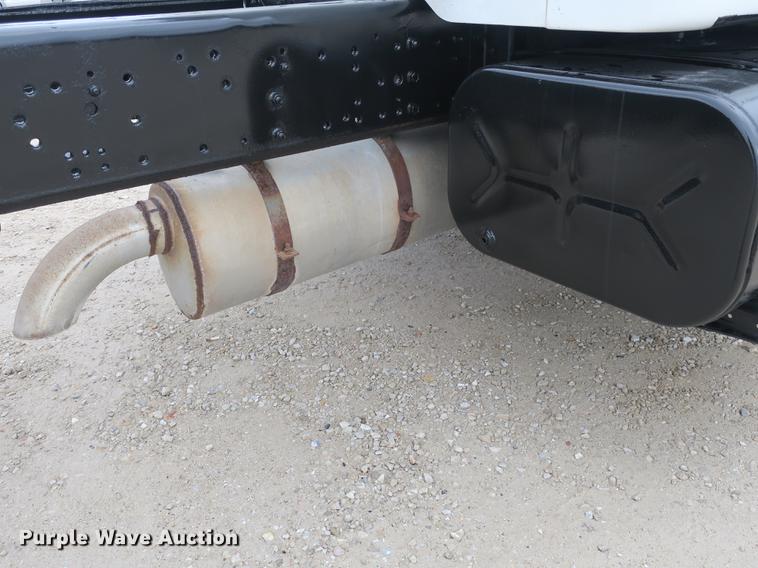 image for item DB8922 2000 International 4700 truck cab and chassis