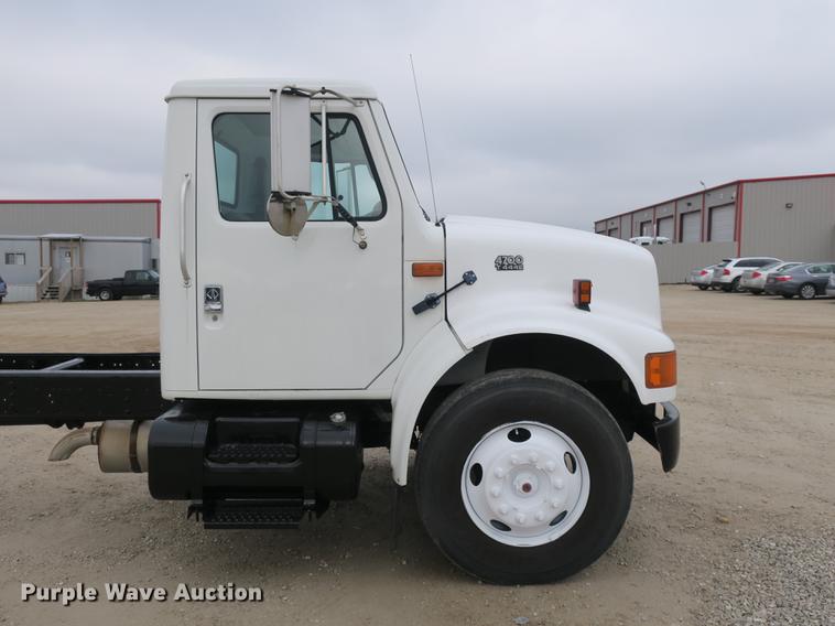image for item DB8922 2000 International 4700 truck cab and chassis
