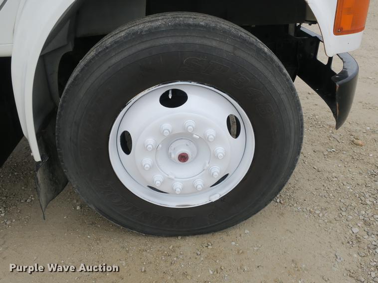 image for item DB8922 2000 International 4700 truck cab and chassis