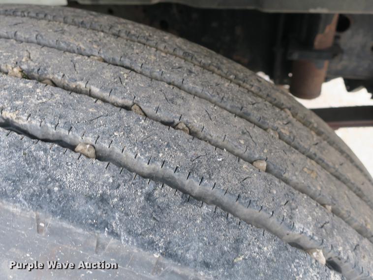 image for item DB8922 2000 International 4700 truck cab and chassis