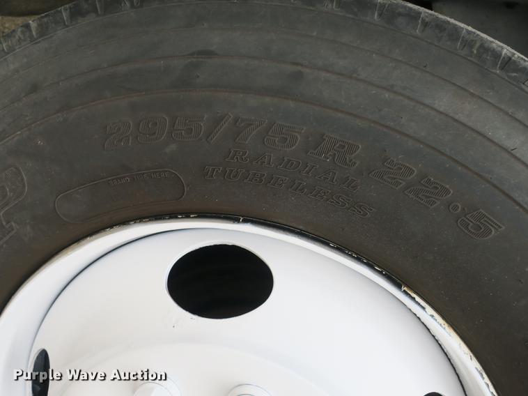 image for item DB8922 2000 International 4700 truck cab and chassis