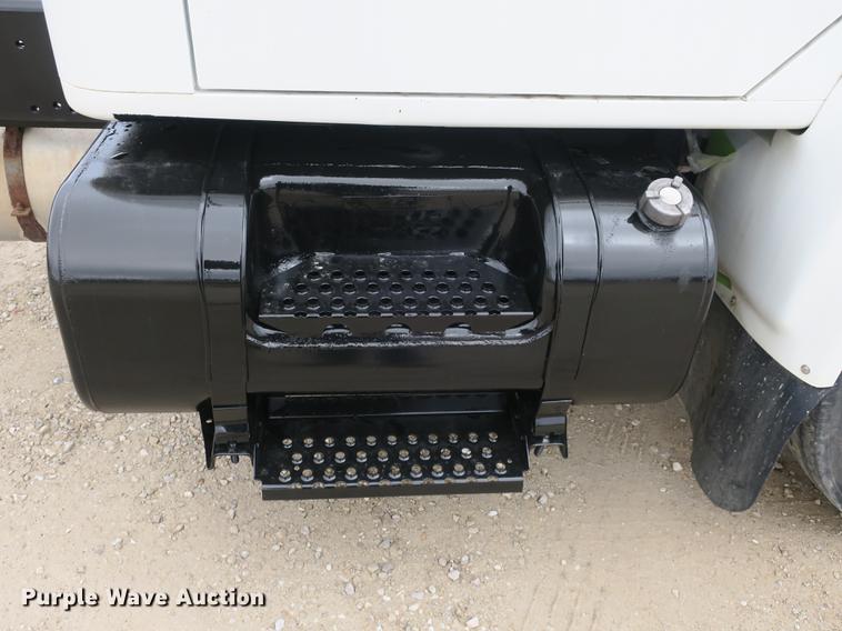 image for item DB8922 2000 International 4700 truck cab and chassis