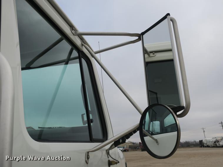 image for item DB8922 2000 International 4700 truck cab and chassis