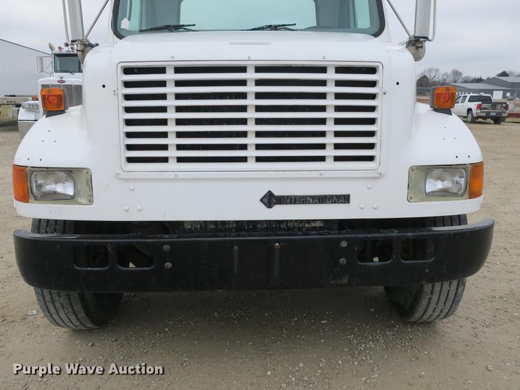 image for item DB8922 2000 International 4700 truck cab and chassis