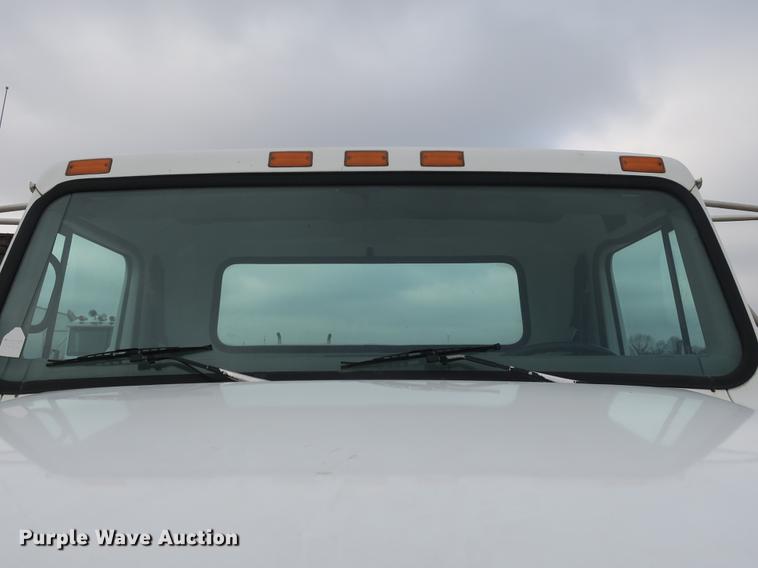 image for item DB8922 2000 International 4700 truck cab and chassis