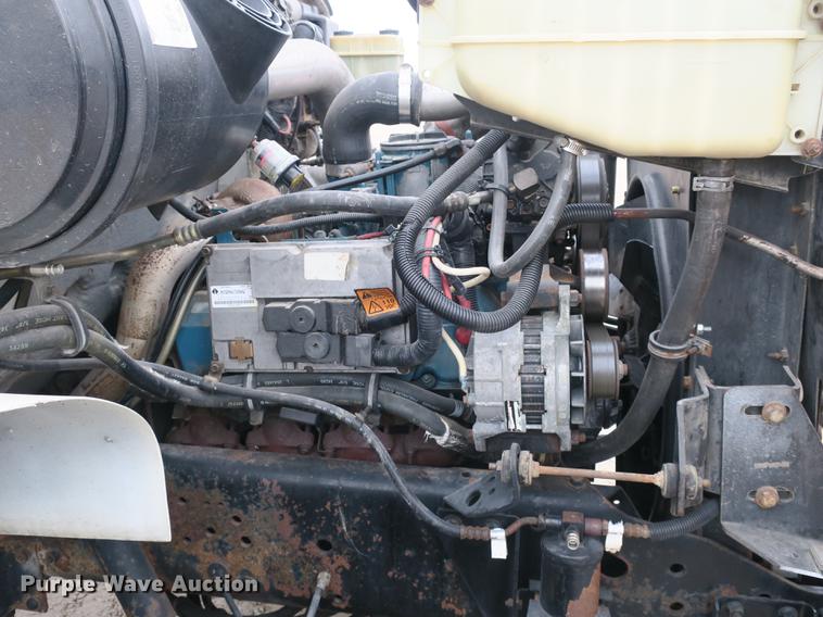 image for item DB8922 2000 International 4700 truck cab and chassis