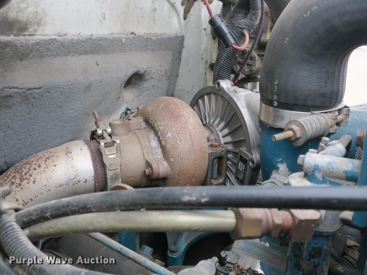 image for item DB8922 2000 International 4700 truck cab and chassis