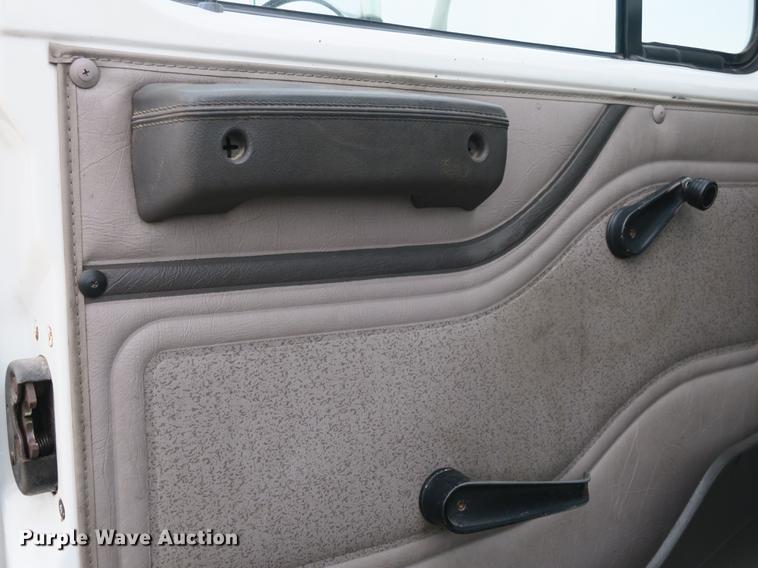 image for item DB8922 2000 International 4700 truck cab and chassis