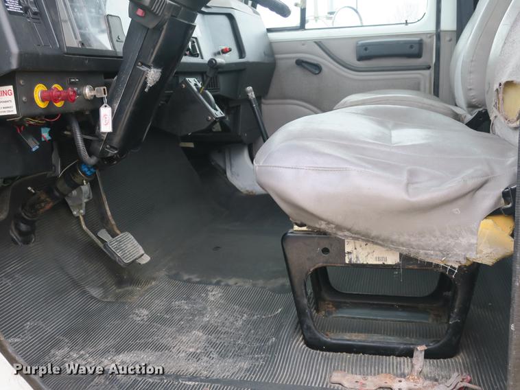 image for item DB8922 2000 International 4700 truck cab and chassis