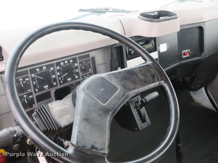 image for item DB8922 2000 International 4700 truck cab and chassis