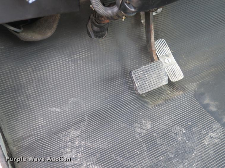 image for item DB8922 2000 International 4700 truck cab and chassis