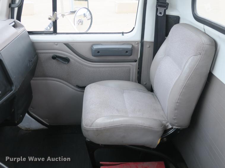 image for item DB8922 2000 International 4700 truck cab and chassis