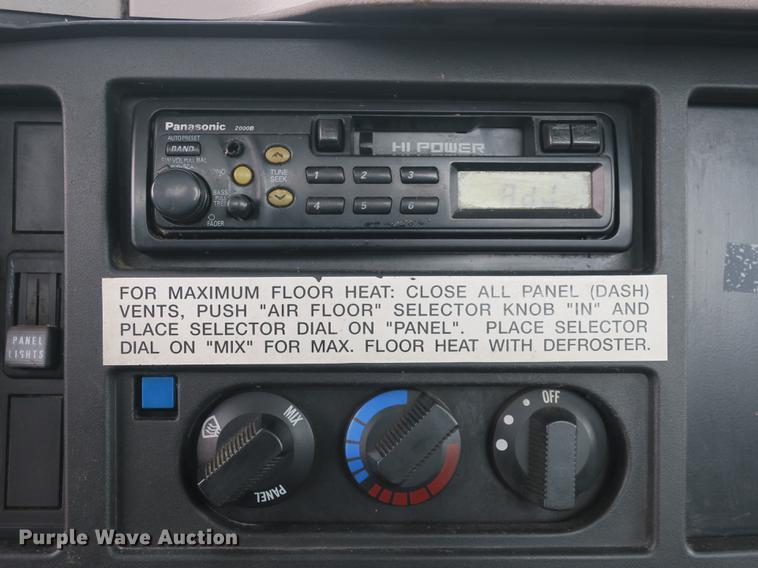 image for item DB8922 2000 International 4700 truck cab and chassis