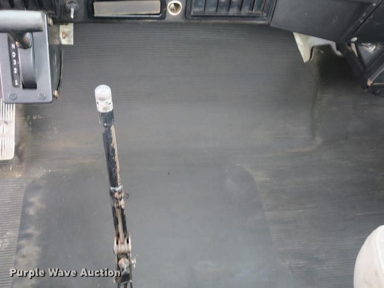 image for item DB8922 2000 International 4700 truck cab and chassis