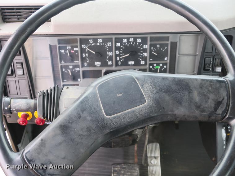 image for item DB8922 2000 International 4700 truck cab and chassis