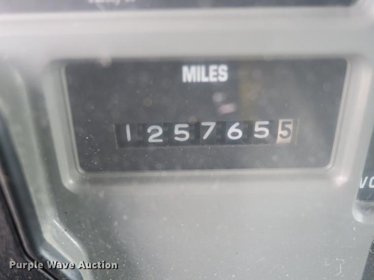 image for item DB8922 2000 International 4700 truck cab and chassis