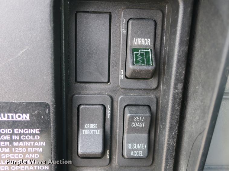 image for item DB8922 2000 International 4700 truck cab and chassis