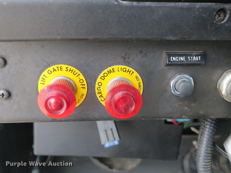 image for item DB8922 2000 International 4700 truck cab and chassis