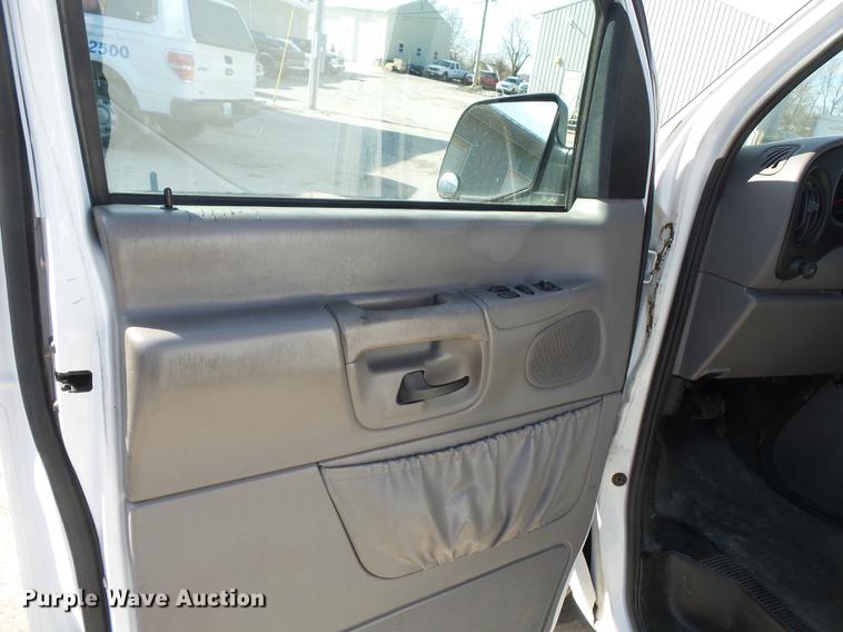 image for item DD2362 2001 Ford E150 van