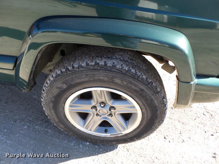 image for item DD2371 2000 Jeep Cherokee SUV