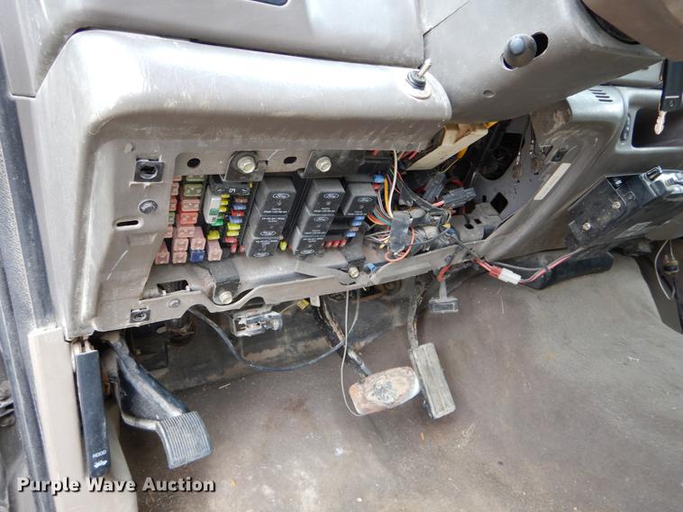 image for item DE5985 2002 Ford F250 Super Duty Lariat SuperCab utility bed pickup truck