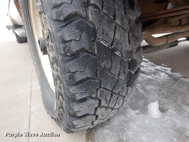 image for item DE5985 2002 Ford F250 Super Duty Lariat SuperCab utility bed pickup truck