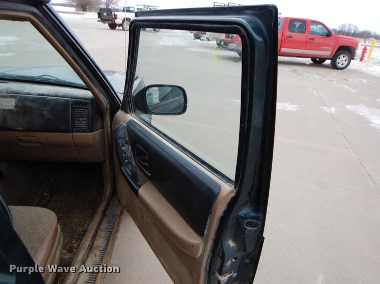 image for item DE5987 1999 Jeep Cherokee Sport SUV