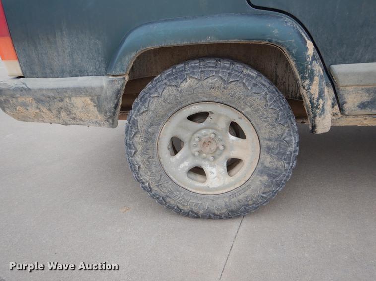 image for item DE5987 1999 Jeep Cherokee Sport SUV