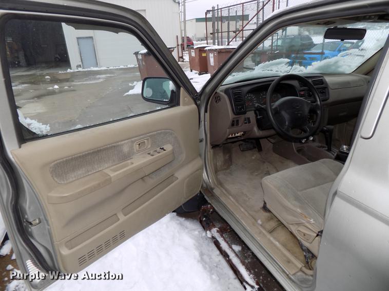 image for item DE7559 2000 Nissan Frontier Crew Cab pickup truck